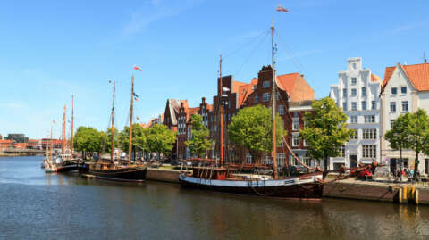 Sommerurlaub Norddeutschland: Blick auf den Museumshafen Lübeck