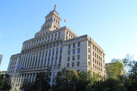 Straßenansicht der Wettersäule auf dem Canada Life Building © Foto: Myriam Löhr, Canada Life