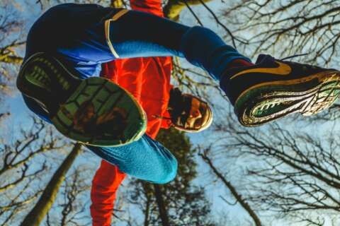 Laktatdiagnostik: Blickwinkel von unten auf einen Jogger