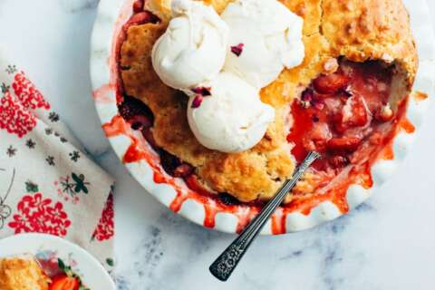 Erdbeer-Crumble mit Eis in einer Keramikschale