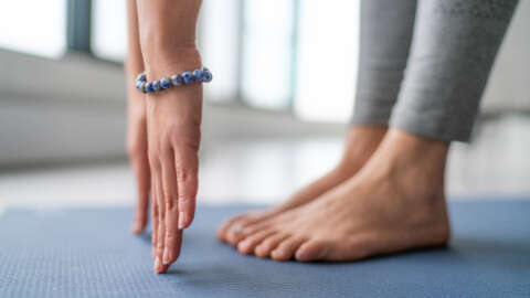 Pilates: Füße uns Hände auf Pilatesmatte