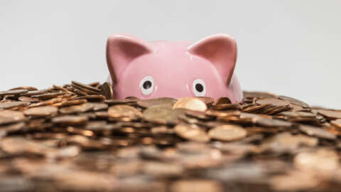 Einfach sparen: Sparschein versinkt in Kupfergeld