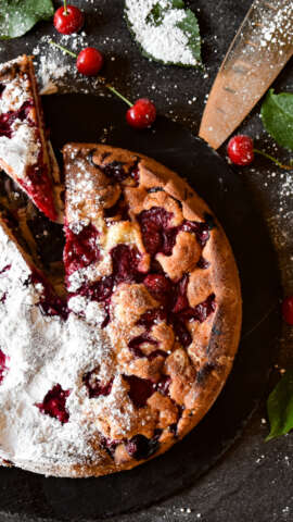 Kirschen: veganer Kirschkuchen auf einem schwarzen Teller