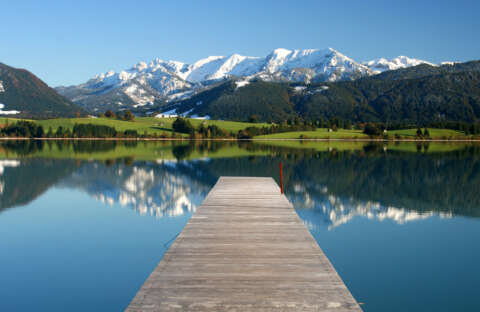 Sommerurlaub Süddeutschland: Steeg im See vor Bergen.