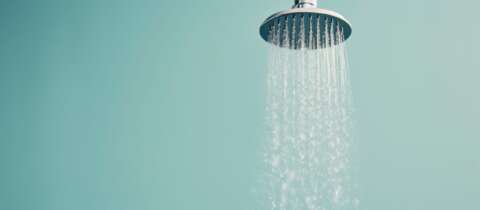 Wechseldusche: Duschkopf, aus dem Wasser läuft.