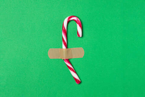 Feiertage Familie: Zerbrochene Zuckerstange, repariert durch Pflaster.