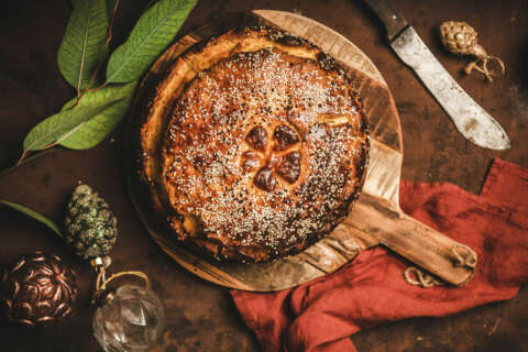 Neujahrsbräuche: traditionelles griechisches Neujahrsbrot Vasilopita